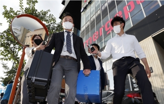 25일 오후 서울 영등포구 머지플러스 본사에서 서울경찰청 금융범죄수사대 수사관들이 전자금융거래법 위반 혐의를 받는 '머지포인트'에 대한 압수수색을 마친 뒤 압수품을 들고 나오고 있다. 2021.08.25.