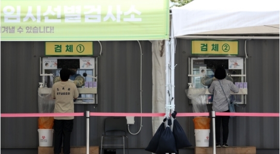 코로나19 신규 확진자가 2,049명으로 집계된 9일 오전 서울 중구 서울광장 임시선별검사소에서 의료진이 검체를 채취하고 있다. 2021.09.09.