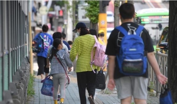 본격적인 등교가 확대된 6일 오전 서울 강북구 번동초등학교에 학생들이 등교하고 있다. 지난달 9일 교육부가 발표한 '단계적 등교 확대 방안'에 따라 이날부터 거리두기 4단계 지역에서 유치원과 고등학교는 전면 등교할 수 있고 초등학교 1·2학년은 전원, 3~6학년은 2분의 1 이하, 중학교는 3분의 2까지 등교할 수 있다. (공동취재사진) 2021.09.06.