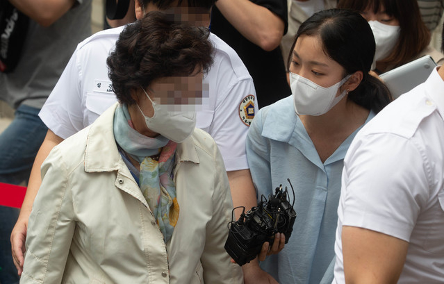 불법 요양병원을 운영하면서 수십억원대 요양급여를 부정수급 한 혐의로 기소된 윤석열 전 검찰총장의 장모 최모씨가 지난 7월2일 오전 의정부지방법원에서 열리는 1심 선고공판에 출석하고 있다. (공동취재사진) 2021.07.02.