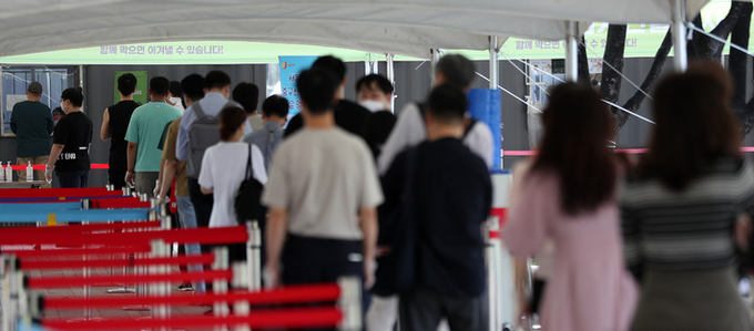  코로나19 신규 확진자가 2,049명으로 집계된 9일 오전 서울 중구 서울광장 임시선별검사소에서 시민들이 검사를 받기 위해 대기하고 있다. 