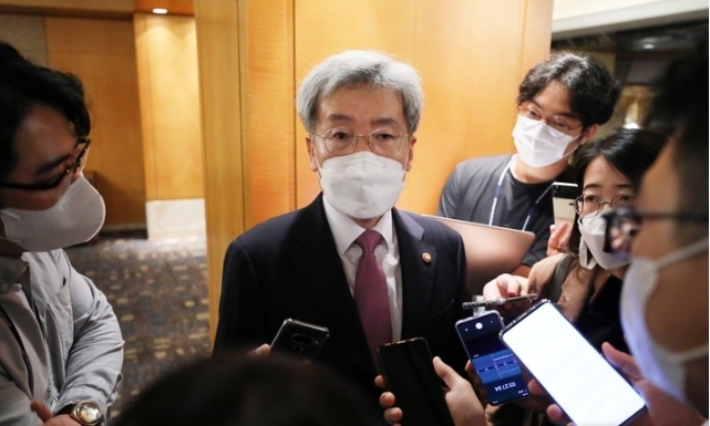 고승범 금융위원장이 지난 2일 오전 서울 중구 롯데호텔에서 열린 신한금융지주 창립 20주년 기념 세계경제연구원-신한금융그룹 국제컨퍼런스에 참석해 축사를 마친 뒤 취재진의 질문에 답하고 있다. 2021.09.02.