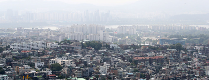 아파트값이 천정부지로 치솟으면서 불안한 흐름이 이어지고 있다. 수도권의 아파트값 상승률이 7주 연속 최고치를 유지, 상위 20% 주택가격이 사상 처음으로 평균 15억원을 넘어섰다. 한국부동산원에 따르면 9월 첫째 주(30일 기준) 서울의 아파트값은 0.21% 올라 높은 수준의 상승률을 기록했다고 밝혔다. 수도권 아파트 매수 심리가 더 강해지는 등 불안한 흐름이 이어지고 있다. 사진은 9일 서울 남산에서 바라본 아파트와 빌라 모습.