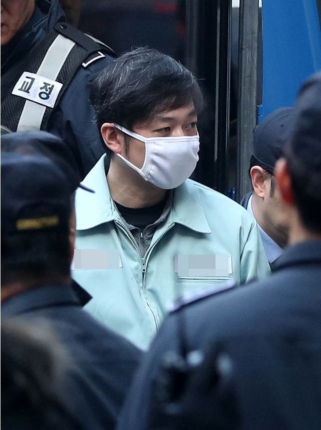 조재범 전 쇼트트랙 국가대표 코치가 23일 오전 경기 수원시 영통구 수원지방법원에서 심석희 선수를 비롯한 쇼트트랙 선수 4명을 상습 폭행 등 사건에 대한 항소심 공판을 받기 위해 호송차서 내려 법정으로 향하고 있다. 2019.01.23.
