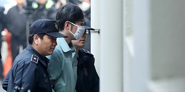 조재범 전 쇼트트랙 국가대표 코치가 23일 오전 경기 수원시 영통구 수원지방법원에서 심석희 선수를 비롯한 쇼트트랙 선수 4명을 상습 폭행 등 사건에 대한 항소심 공판을 받기 위해 호송차서 내려 법정으로 향하고 있다. 2019.01.23.
