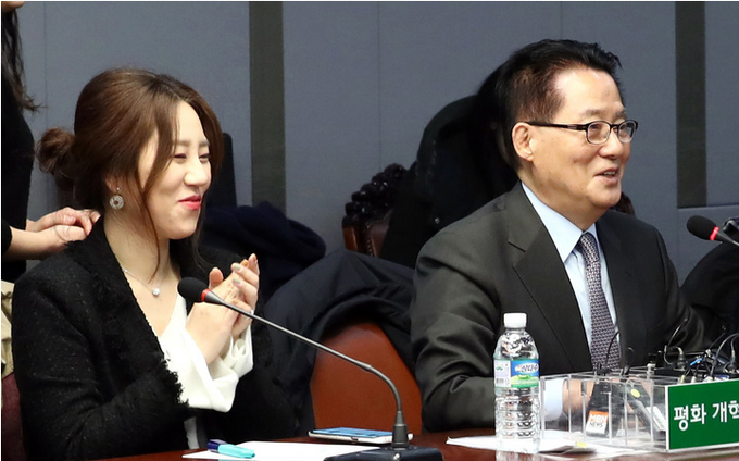 지난 2018년 1월 12일 오전 서울 여의도 국회 의원회관 제2세미나실에서 열린 국민의당지키기운동본부 전체회의에 참석한 박지원 의원이 동료 의원들에게 인사를 하고 있다. 왼쪽은 고발사주 의혹 제보자인 조성은 당시 국민의당 비대위원.