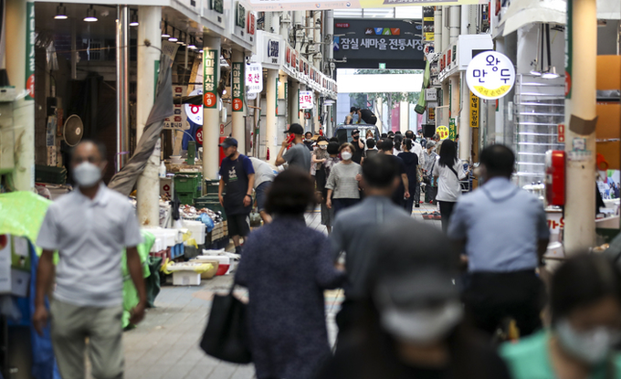  추석 연휴를 앞둔 12일 오전 서울 송파구 새마을전통시장을 찾은 시민들이 장을 보고 있다. 