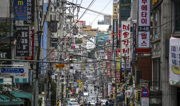  서울 강남구 강남역 인근 먹자골목. 