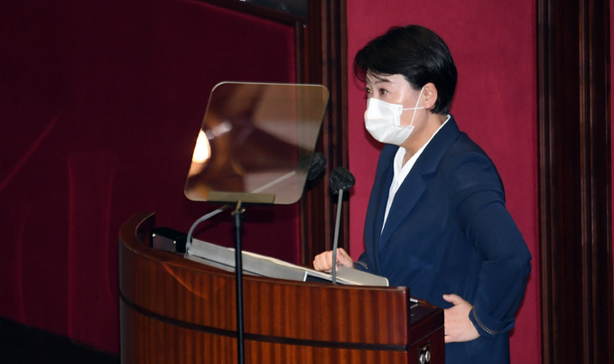 윤희숙 국민의힘 의원이 13일 서울 여의도 국회에서 열린 본회의에서 본인의 사직안 상정을 앞두고 신상 발언하고 있다. (공동취재사진) 