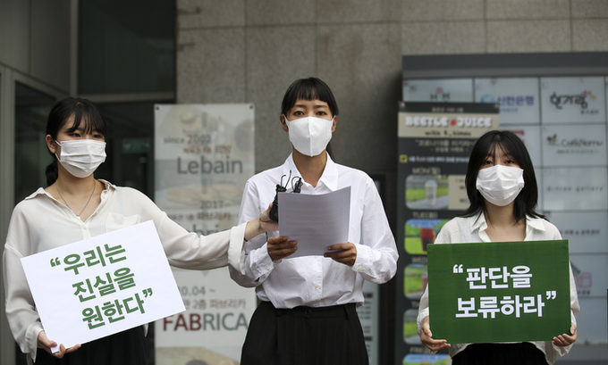 학생들을 상대로 성희롱 및 인권유린을 자행했다고 지목된 홍익대학교 미대 A교수 제자들이 13일 오전 서울 마포구 홍익대학교 정문에서 기자회견을 열고 A교수에 대한 인권유린 의혹은 왜곡된 내용이라며 진상규명을 촉구하고 있다.