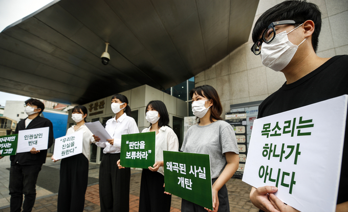  학생들을 상대로 성희롱 및 인권유린을 자행했다고 지목된 홍익대학교 미대 A교수 제자들이 13일 오전 서울 마포구 홍익대학교 정문에서 기자회견을 열고 A교수에 대한 인권유린은 왜곡된 내용이라며 진상규명을 촉구하고 있다.