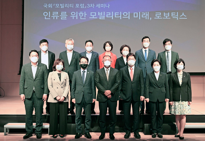  13일 현대모터스튜디오 고양에서 열린 국회 모빌리티 포럼 3차 세미나에서 참석자들이 기념촬영을 하고 있다. (앞열 좌측부터) 국민의힘 정희용, 양금희, 더불어민주당 이원욱 의원, 현대자동차그룹 정의선 회장, 국민의힘 권성동, 무소속 양향자, 양정숙 의원. (뒷열 좌측부터) 한국자동차산업협회 정만기 회장, 더불어민주당 홍성국, 국민의힘 김희곤, 이 영, 한무경, 더불어민주당 장경태 의원, 현대자동차그룹 공영운 사장 (사진=현대차 제공)