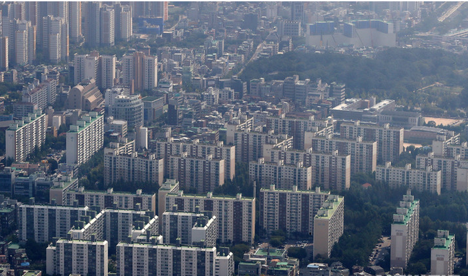 서울 송파구 롯데월드타워 전망대에서 내려다 본 시내 아파트 단지 모습.