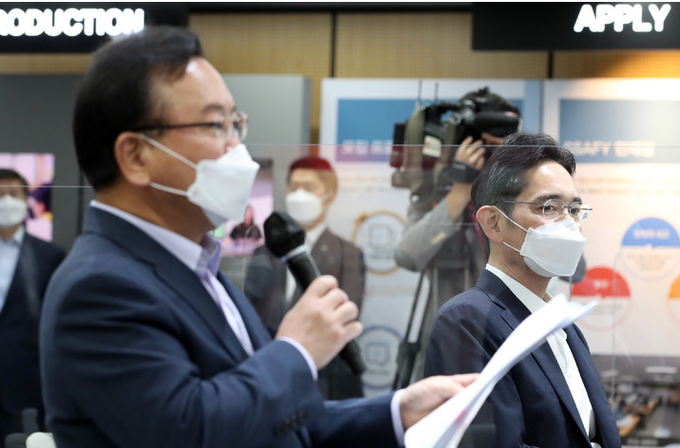 이재용 삼성전자 부회장이 14일 오전 서울 강남구 역삼동 멀티캠퍼스에서 진행되는 '삼성 청년 소프트웨어 아카데미(SSAFY)' 교육 현장에서 김부겸 국무총리의 모두발언을 경청하고 있다.삼성은 정부가 추진하는 청년 일자리 프로젝트 '청년희망ON 프로젝트' 사업에 KT에 이어 2호 기업으로 참여했다. (공동취재사진)