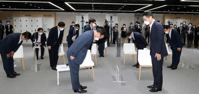 김부겸 국무총리가 14일 오전 서울 강남구 역삼동 멀티캠퍼스에서 진행되는 '삼성 청년 소프트웨어 아카데미(SSAFY)' 교육 현장에서 모두발언을 마친 뒤, 이재용 삼성전자 부회장을 비롯한 삼성 관계자들에게 감사인사를 하고 있다. 삼성은 정부가 추진하는 청년 일자리 프로젝트 '청년희망ON 프로젝트' 사업에 KT에 이어 2호 기업으로 참여했다. (공동취재사진)