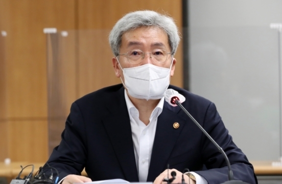 고승범 금융위원장이 14일 오후 서울 중구 서민금융중앙통합지원센터에서 열린 서민취약계층 간담회에서 모두발언을 하고 있다. (공동취재사진) 2021.09.14.