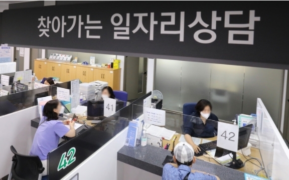 지난달 30일 오후 서울 마포구 서부고용복지플러스센터에서 구직자들이 상담을 받고 있다. 2021.08.30
