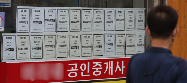 서울 금천구 한 공인중개사 사무소의 매물란에 월세와 매매가 큰 비중을 차지하고 있는 모습. 2021.08.02.