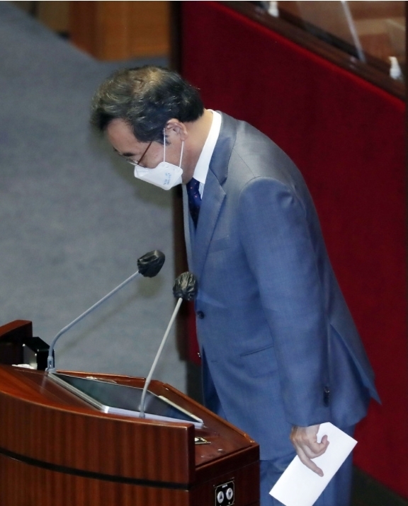 이낙연 더불어민주당 의원이 15일 서울 여의도 국회 본회의에서 상정된 사직안 투표 전 인사말을 마치고 인사하고 있다. 2021.09.15.