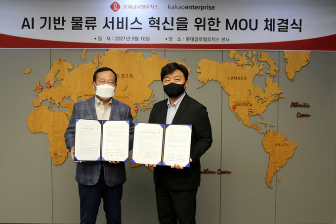박찬복(왼쪽) 롯데글로벌로지스 대표, 백상엽 카카오엔터프라이즈 대표 (사진=카카오엔터프라이즈 제공)