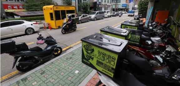 1일 오후 서울 학동역 사거리 인근 한 매장에 배달 오토바이들이 주차돼 있다. 코로나19 사태로 택배·배달음식 등 배달 수요가 늘자 배달원 수도 늘어 작년 하반기 기준 40만명에 육박한 것으로 나타났다. 2021.09.01.