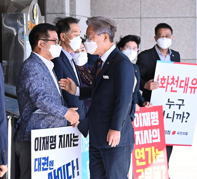  더불어민주당 대선 주자인 이재명 경기지사가 15일 오전 경기도 수원시 경기도의회에서 화천대유 특혜 의혹 수사를 촉구하는 국민의힘 소속 경기도의원들과 인사하고 있다.
