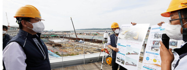 김경욱(왼쪽 첫번째) 인천공항공사 사장이 지난달 4일 오전 인천공항 제2여객 터미널 확장 공사현장을 방문해 혹서기 폭염대비 설명을 듣고 있다. 