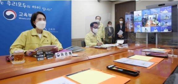 유은혜 사회부총리 겸 교육부 장관이 24일 서울 종로구 정부서울청사에서 열린 '교육부장관-시도교육감 간담회'에 참석해 발언하고 있다. 이번 간담회는 12∼17세 소아·청소년의 백신 접종 시행을 교육당국이 지원하기 위해 마련됐다. (공동취재사진) 2021.09.24.