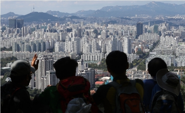 서울 강남구 대모산 정상에서 서울 시내 아파트 단지 모습이 보이고 있다. 2021.09.22.