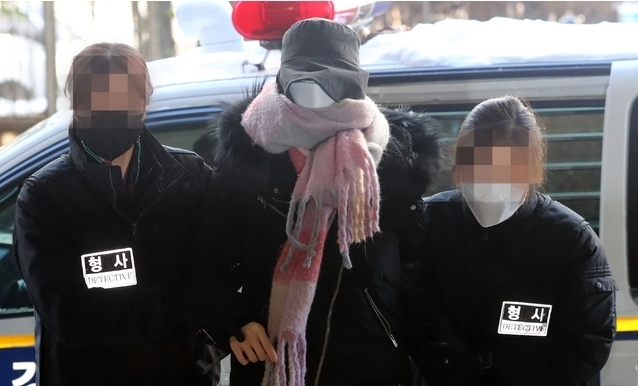집행유예 기간 중 다시 마약 투약 혐의를 받고 있는 황하나씨가 지난 1월7일 오전 서울 마포구 서울서부지방법원에서 열린 구속영장실질심사에 얼굴을 가린 채 출석하고 있다. 2021.01.07.