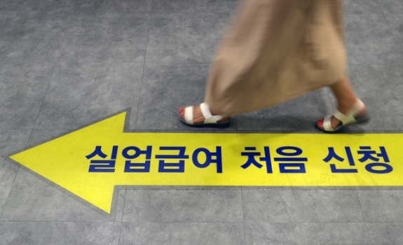지난 7월13일 서울서부고용복지플러스센터를 찾은 구직자가 상담을 받으러 가고 있다. 2021.07.13.