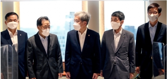고승범 금융위원회 위원장이 28일 오전 서울 중구 은행연합회에서 열린 정책금융기관장 간담회에서 참석자들과 기념촬영을 마친 뒤 자리고 이동하고 있다. 왼쪽 세번째부터 고 위원장, 이동걸 산업은행 회장, 방문규 수출입은행 행장. 2021.09.28.