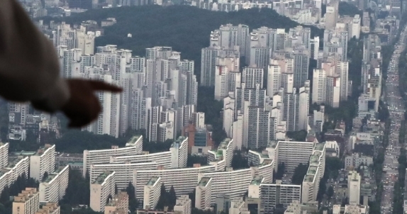 서울 아파트의 거래절벽 상황이 빚어지고 있지만 재건축 단지를 중심으로 신고가 거래가 이어지고 있다. 27일 오후 서울 송파구 롯데월드타워 전망대 서울스카이에서 도심속 재건축 단지와 아파트가 보이고 있다. 2021.09.27.