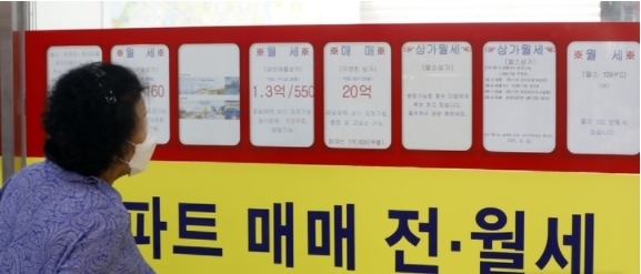 아파트값 오름세가 지속되면서 그 여파인 전세난에 이어 월세시장까지 영향을 미치고 있는 것으로 알려진 24일 서울 송파구의 한 공인중개사 사무실 앞에서 시민이 매물을 보고 있다. 2021.09.24.
