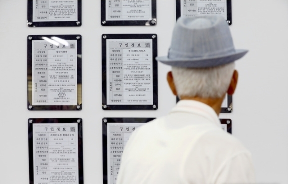 서울 마포구 서울서부고용복지플러스센터를 찾은 시민이 일자리 정보 게시판을 바라보고 있다. 2021.07.14.