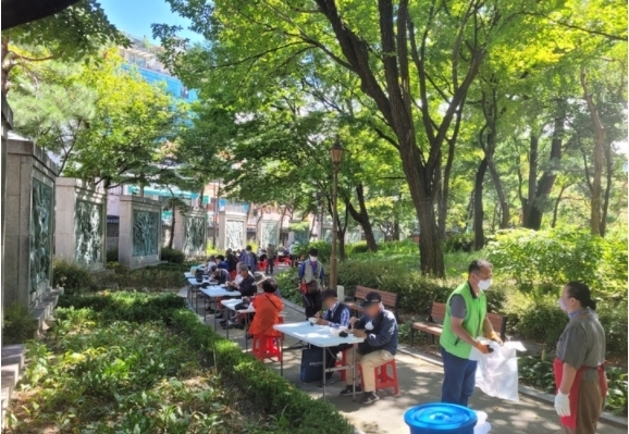 17일 낮 서울 종로구 '원각사 노인 무료 급식소'에서 배식을 받은 노인들이 종로구청이 마련한 테이블에 앉아 식사를 하고 있다. 2021. 9. 17. (사진: 뉴시스)