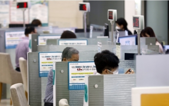5대 시중은행 가계대출 증가율이 5%에 근접하면서 대출 절벽 우려가 커지고 있는 24일 서울의 한 시중은행을 찾은 시민들이 업무를 보고 있다. 2021.09.24.