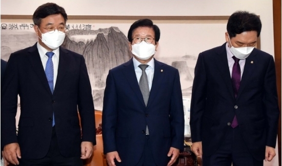 박병석 국회의장과 윤호중(왼쪽) 더불어민주당 원내대표, 김기현(오른쪽) 국민의힘 원내대표가 29일 국회 의장실에서 국회의장 주재 언론중재법 관련 회동에서 기념촬영을 마친 뒤 자리로 향하고 있다. (공동취재사진) 2021.09.29.