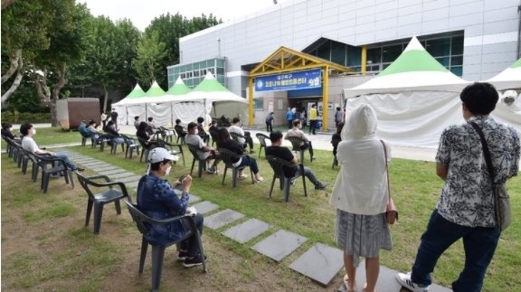 코로나19 예방접종대응추진단에 따르면 0시 기준 코로나19 백신 접종 완료자 수가 2,395만1,629명으로 인구 대비 46.6%를 기록한 28일 오전 대구 북구 코로나19 예방접종센터에서 시민들이 백신 접종 순서를 기다리고 있다. 2021.09.28.