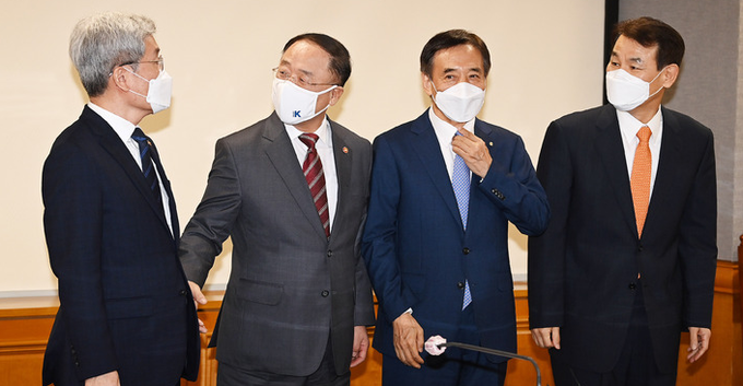 고승범 금융위원장과 홍남기 경제부총리 겸 기획재정부 장관, 이주열 한국은행 총재, 정은보 금융감독원장(왼쪽부터)이 30일 오전 서울 중구 은행회관 중회의실에서 열린 거시경제금융회의에 참석해 기념촬영을 하며 대화하고 있다. (공동취재사진)