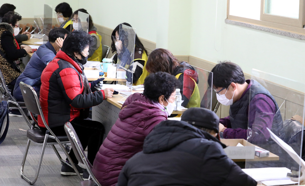 인천 부평구 노인인력개발센터에서 열린 '노인 일자리 및 사회 활동 지원 사업'에 참여 모집에 일자리를 구하는 많은 고령자가 몰렸다.