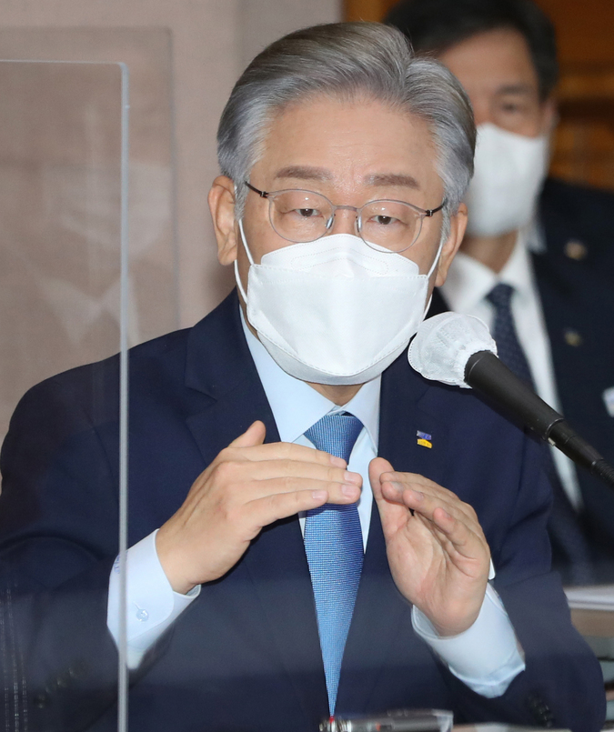 경기사진공동취재단 = 더불어민주당 대선 후보인 이재명 경기지사가 18일 경기도 수원시 경기도청에서 열린 국회 행정안전위원회의 경기도에 대한 국정감사에서 의원 질의에 답변하고 있다.