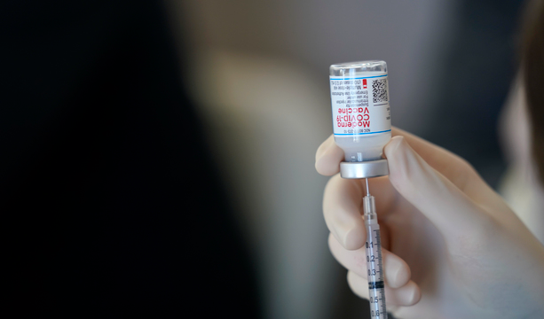 미 질병관리센터는 백신이 임신 가능 여부와 임산부에게 영향을 주지 않으니 서둘러 백신 접종을 받을 것을 촉구했다. 사진은 지난 3월 촬영된 모더나 백신의 모습.