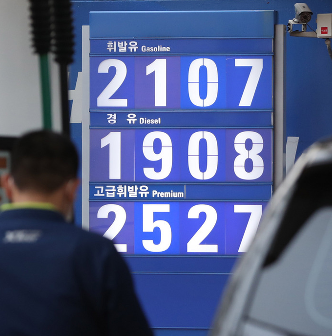 전국 휘발유 평균 가격이 7년 만에 1700원을 넘어섰다. 19일 오전 서울 시내 한 주유소 가격 안내판에는 휘발유 가격이 2107원을 나타내고 있다.