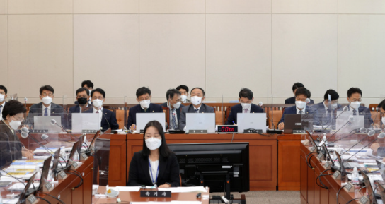 홍남기 경제부총리가 20일 서울 여의도 국회에서 열린 기획재정위원회의 기획재정부 등에 대한 종합감사에서 의원 질의에 답변하고 있다. (공동취재사진) 