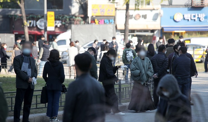  0시 기준 1440명의 신규 코로나19 확진자가 발생한 22일 오전 서울 종로구 흥인지문(동대문) 인근에 설치된 선별진료소에서 시민들이 검사를 받기 위해 줄을 서고 있다.