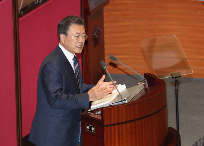  문재인 대통령이 25일 오전 국회 본회의장에서 2022년도 예산안 시정연설을 하고 있다. 