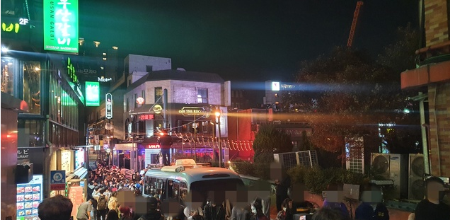 지난해 10월31일 핼러윈데이를 맞은 이태원은 초저녁부터 수백명의 인파가 몰렸다. 