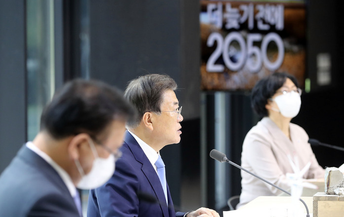  문재인 대통령이 지난 18일 서울 용산구 노들섬다목적홀에서 열린 2050 탄소중립위원회 제2차 전체회의에 참석해 발언하고 있다.