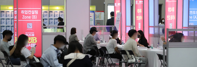  청년일자리박람회가 열린 경기 고양 킨텍스에서 참가자들이 취업 컨설팅을 받고 있다. 
